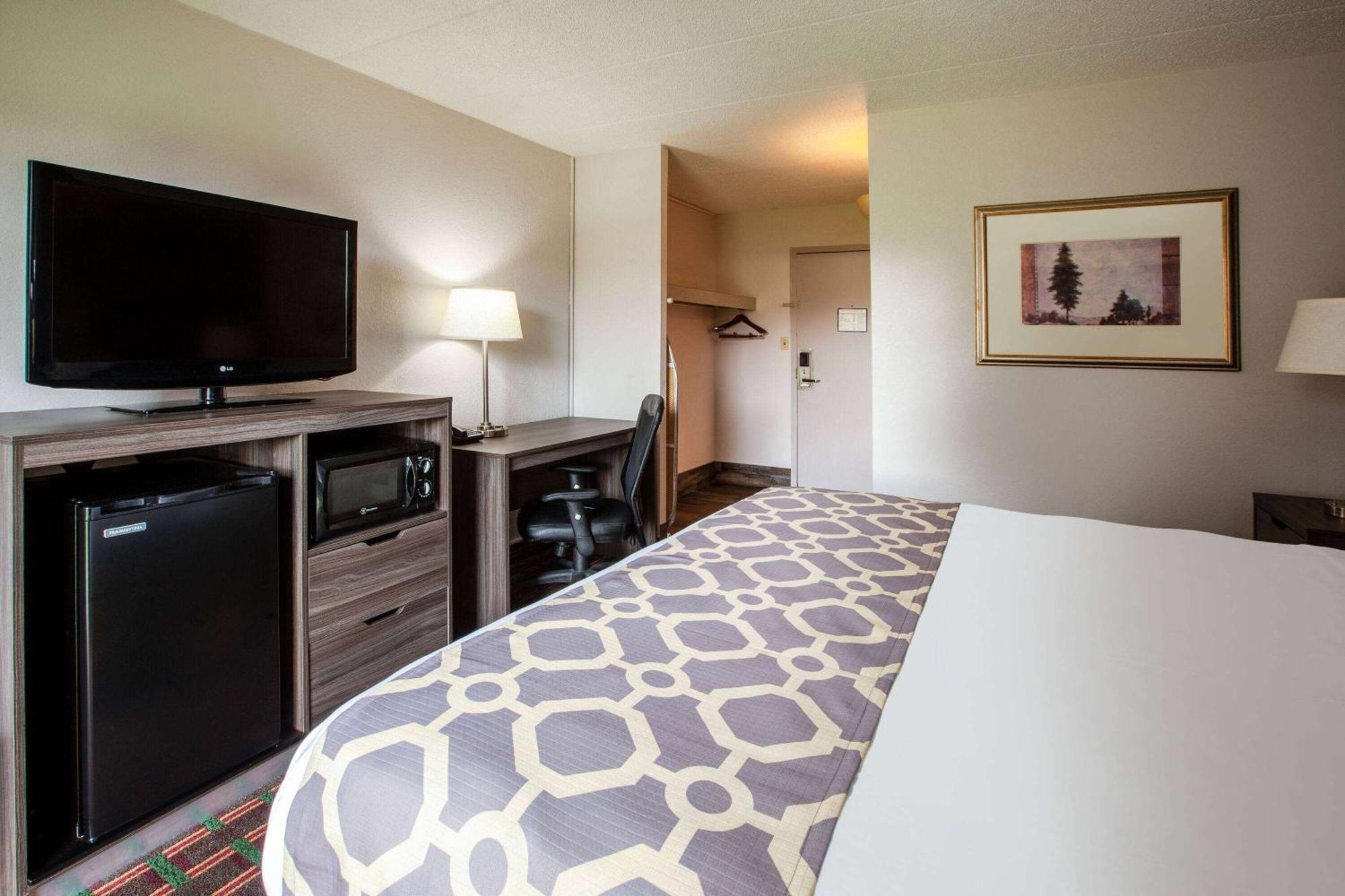 Baymont By Wyndham Northwood Motel Bagian luar foto