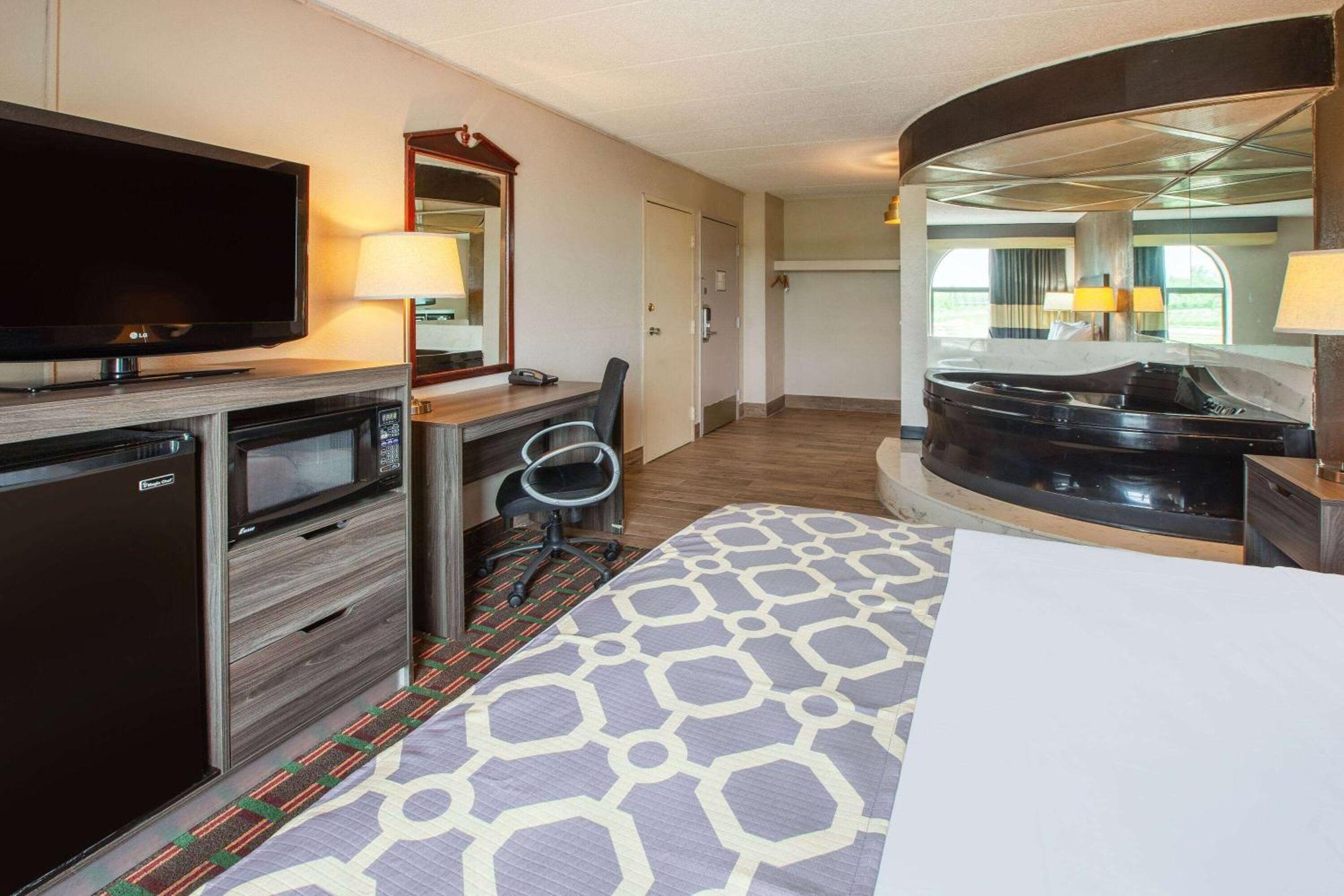 Baymont By Wyndham Northwood Motel Bagian luar foto